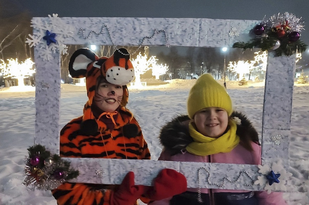 Творческое новогоднее представление у городской ёлки